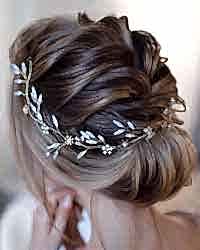 Прическа на основе плетения на полудлинные волосы от 600 руб.