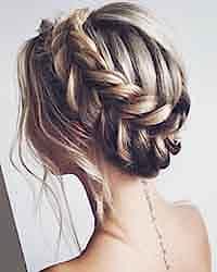 Прическа на основе плетения на длинные волосы от 700 руб.